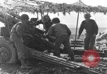Standbild American gun crew Feuern 105mm Howitzer Deutschland, 1945, aus Sekunde 26 historischem Filmmaterial Videoclip 65675072467