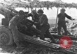 Standbild American gun crew Feuern 105mm Howitzer Deutschland, 1945, aus Sekunde 27 historischem Filmmaterial Videoclip 65675072467