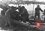 Standbild American gun crew Feuern 105mm Howitzer Deutschland, 1945, aus Sekunde 28 historischem Filmmaterial Videoclip 65675072467