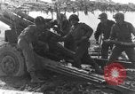 Standbild American gun crew Feuern 105mm Howitzer Deutschland, 1945, aus Sekunde 29 historischem Filmmaterial Videoclip 65675072467