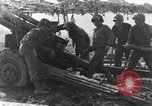 Standbild American gun crew Feuern 105mm Howitzer Deutschland, 1945, aus Sekunde 30 historischem Filmmaterial Videoclip 65675072467