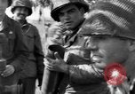 Standbild American gun crew Feuern 105mm Howitzer Deutschland, 1945, aus Sekunde 31 historischem Filmmaterial Videoclip 65675072467