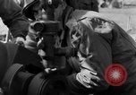 Standbild American gun crew Feuern 105mm Howitzer Deutschland, 1945, aus Sekunde 33 historischem Filmmaterial Videoclip 65675072467