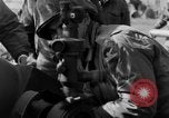 Standbild American gun crew Feuern 105mm Howitzer Deutschland, 1945, aus Sekunde 34 historischem Filmmaterial Videoclip 65675072467