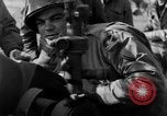 Standbild American gun crew Feuern 105mm Howitzer Deutschland, 1945, aus Sekunde 35 historischem Filmmaterial Videoclip 65675072467