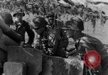 Standbild American gun crew Feuern 105mm Howitzer Deutschland, 1945, aus Sekunde 36 historischem Filmmaterial Videoclip 65675072467