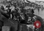 Standbild American gun crew Feuern 105mm Howitzer Deutschland, 1945, aus Sekunde 37 historischem Filmmaterial Videoclip 65675072467