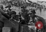 Standbild American gun crew Feuern 105mm Howitzer Deutschland, 1945, aus Sekunde 38 historischem Filmmaterial Videoclip 65675072467