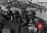 Standbild American gun crew Feuern 105mm Howitzer Deutschland, 1945, aus Sekunde 39 historischem Filmmaterial Videoclip 65675072467