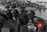 Standbild American gun crew Feuern 105mm Howitzer Deutschland, 1945, aus Sekunde 41 historischem Filmmaterial Videoclip 65675072467