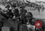 Standbild American gun crew Feuern 105mm Howitzer Deutschland, 1945, aus Sekunde 42 historischem Filmmaterial Videoclip 65675072467
