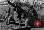 Standbild American gun crew Feuern 105mm Howitzer Deutschland, 1945, aus Sekunde 43 historischem Filmmaterial Videoclip 65675072467