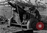 Standbild American gun crew Feuern 105mm Howitzer Deutschland, 1945, aus Sekunde 44 historischem Filmmaterial Videoclip 65675072467