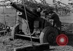 Standbild American gun crew Feuern 105mm Howitzer Deutschland, 1945, aus Sekunde 45 historischem Filmmaterial Videoclip 65675072467