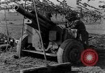 Standbild American gun crew Feuern 105mm Howitzer Deutschland, 1945, aus Sekunde 46 historischem Filmmaterial Videoclip 65675072467