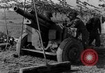 Standbild American gun crew Feuern 105mm Howitzer Deutschland, 1945, aus Sekunde 47 historischem Filmmaterial Videoclip 65675072467