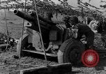 Standbild American gun crew Feuern 105mm Howitzer Deutschland, 1945, aus Sekunde 48 historischem Filmmaterial Videoclip 65675072467