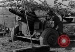 Standbild American gun crew Feuern 105mm Howitzer Deutschland, 1945, aus Sekunde 49 historischem Filmmaterial Videoclip 65675072467