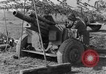 Standbild American gun crew Feuern 105mm Howitzer Deutschland, 1945, aus Sekunde 50 historischem Filmmaterial Videoclip 65675072467