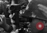 Standbild American gun crew Feuern 105mm Howitzer Deutschland, 1945, aus Sekunde 51 historischem Filmmaterial Videoclip 65675072467