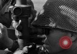 Standbild American gun crew Feuern 105mm Howitzer Deutschland, 1945, aus Sekunde 52 historischem Filmmaterial Videoclip 65675072467