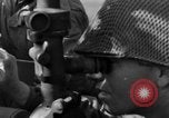 Standbild American gun crew Feuern 105mm Howitzer Deutschland, 1945, aus Sekunde 53 historischem Filmmaterial Videoclip 65675072467