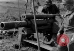 Standbild American gun crew Feuern 105mm Howitzer Deutschland, 1945, aus Sekunde 55 historischem Filmmaterial Videoclip 65675072467