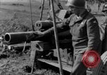 Standbild American gun crew Feuern 105mm Howitzer Deutschland, 1945, aus Sekunde 56 historischem Filmmaterial Videoclip 65675072467