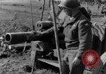 Standbild American gun crew Feuern 105mm Howitzer Deutschland, 1945, aus Sekunde 57 historischem Filmmaterial Videoclip 65675072467