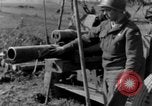 Standbild American gun crew Feuern 105mm Howitzer Deutschland, 1945, aus Sekunde 58 historischem Filmmaterial Videoclip 65675072467