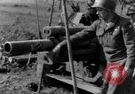 Standbild American gun crew Feuern 105mm Howitzer Deutschland, 1945, aus Sekunde 59 historischem Filmmaterial Videoclip 65675072467