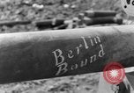 Standbild American gun crew Feuern 105mm Howitzer Deutschland, 1945, aus Sekunde 60 historischem Filmmaterial Videoclip 65675072467