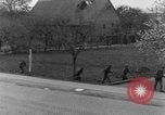 Standbild 334 Infanterie Regiment suchen für Scharfschützen in Deutschland Deutschland, 1945, aus Sekunde 57 historischem Filmmaterial Videoclip 65675072469