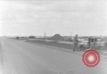 Image Des citoyens allemands à nettoyer et réparer le pont endommagé Ickern Allemagne, 1945, de la seconde 1 séquences d'archives historiques vidéo 65675072471