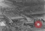 Image Des citoyens allemands à nettoyer et réparer le pont endommagé Ickern Allemagne, 1945, de la seconde 3 séquences d'archives historiques vidéo 65675072471