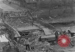 Image Des citoyens allemands à nettoyer et réparer le pont endommagé Ickern Allemagne, 1945, de la seconde 4 séquences d'archives historiques vidéo 65675072471