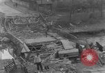 Image Des citoyens allemands à nettoyer et réparer le pont endommagé Ickern Allemagne, 1945, de la seconde 5 séquences d'archives historiques vidéo 65675072471