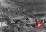 Image Des citoyens allemands à nettoyer et réparer le pont endommagé Ickern Allemagne, 1945, de la seconde 6 séquences d'archives historiques vidéo 65675072471