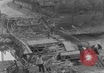 Image Des citoyens allemands à nettoyer et réparer le pont endommagé Ickern Allemagne, 1945, de la seconde 7 séquences d'archives historiques vidéo 65675072471