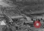 Image Des citoyens allemands à nettoyer et réparer le pont endommagé Ickern Allemagne, 1945, de la seconde 8 séquences d'archives historiques vidéo 65675072471
