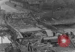 Image Des citoyens allemands à nettoyer et réparer le pont endommagé Ickern Allemagne, 1945, de la seconde 9 séquences d'archives historiques vidéo 65675072471