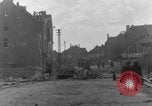 Image Des citoyens allemands à nettoyer et réparer le pont endommagé Ickern Allemagne, 1945, de la seconde 14 séquences d'archives historiques vidéo 65675072471