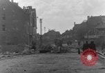 Image Des citoyens allemands à nettoyer et réparer le pont endommagé Ickern Allemagne, 1945, de la seconde 15 séquences d'archives historiques vidéo 65675072471
