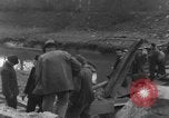 Image Des citoyens allemands à nettoyer et réparer le pont endommagé Ickern Allemagne, 1945, de la seconde 16 séquences d'archives historiques vidéo 65675072471