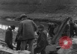 Image Des citoyens allemands à nettoyer et réparer le pont endommagé Ickern Allemagne, 1945, de la seconde 17 séquences d'archives historiques vidéo 65675072471