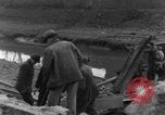 Image Des citoyens allemands à nettoyer et réparer le pont endommagé Ickern Allemagne, 1945, de la seconde 18 séquences d'archives historiques vidéo 65675072471