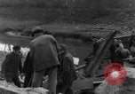 Image Des citoyens allemands à nettoyer et réparer le pont endommagé Ickern Allemagne, 1945, de la seconde 19 séquences d'archives historiques vidéo 65675072471