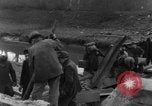 Image Des citoyens allemands à nettoyer et réparer le pont endommagé Ickern Allemagne, 1945, de la seconde 20 séquences d'archives historiques vidéo 65675072471