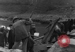 Image Des citoyens allemands à nettoyer et réparer le pont endommagé Ickern Allemagne, 1945, de la seconde 21 séquences d'archives historiques vidéo 65675072471