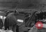 Image Des citoyens allemands à nettoyer et réparer le pont endommagé Ickern Allemagne, 1945, de la seconde 22 séquences d'archives historiques vidéo 65675072471